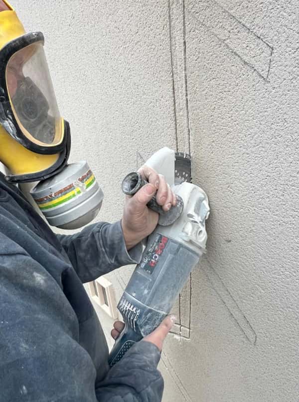 Préparation du mur pour réparer les fissures murales