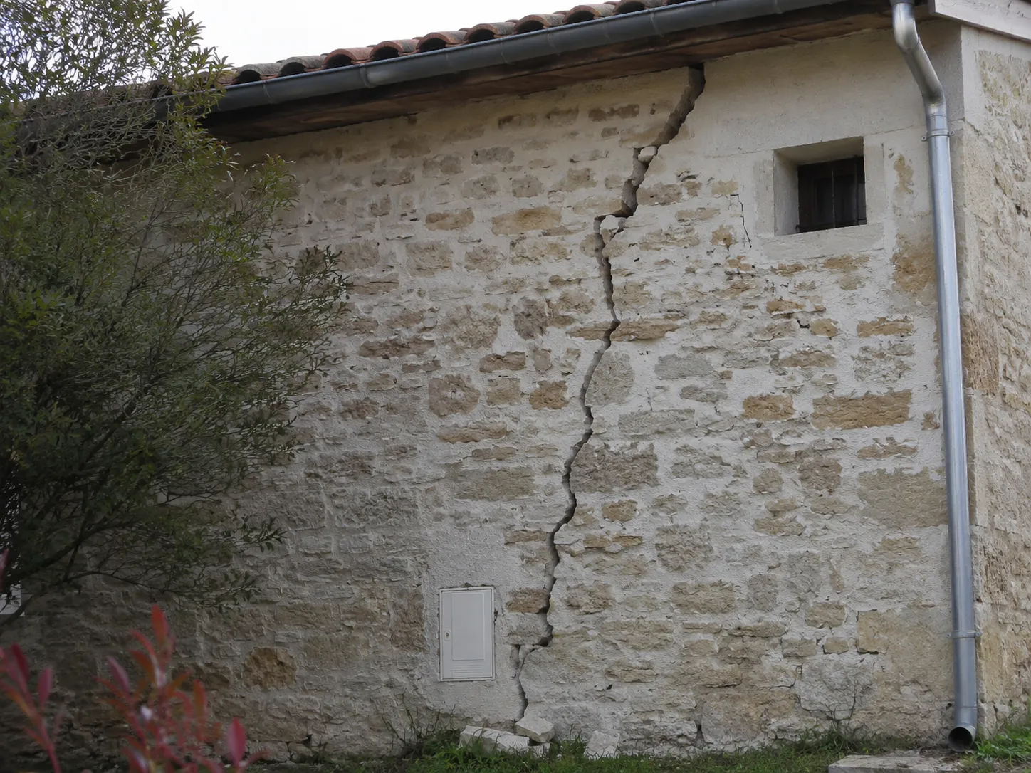 Fissure mur en pierre : Comment réparer sans l’abîmer