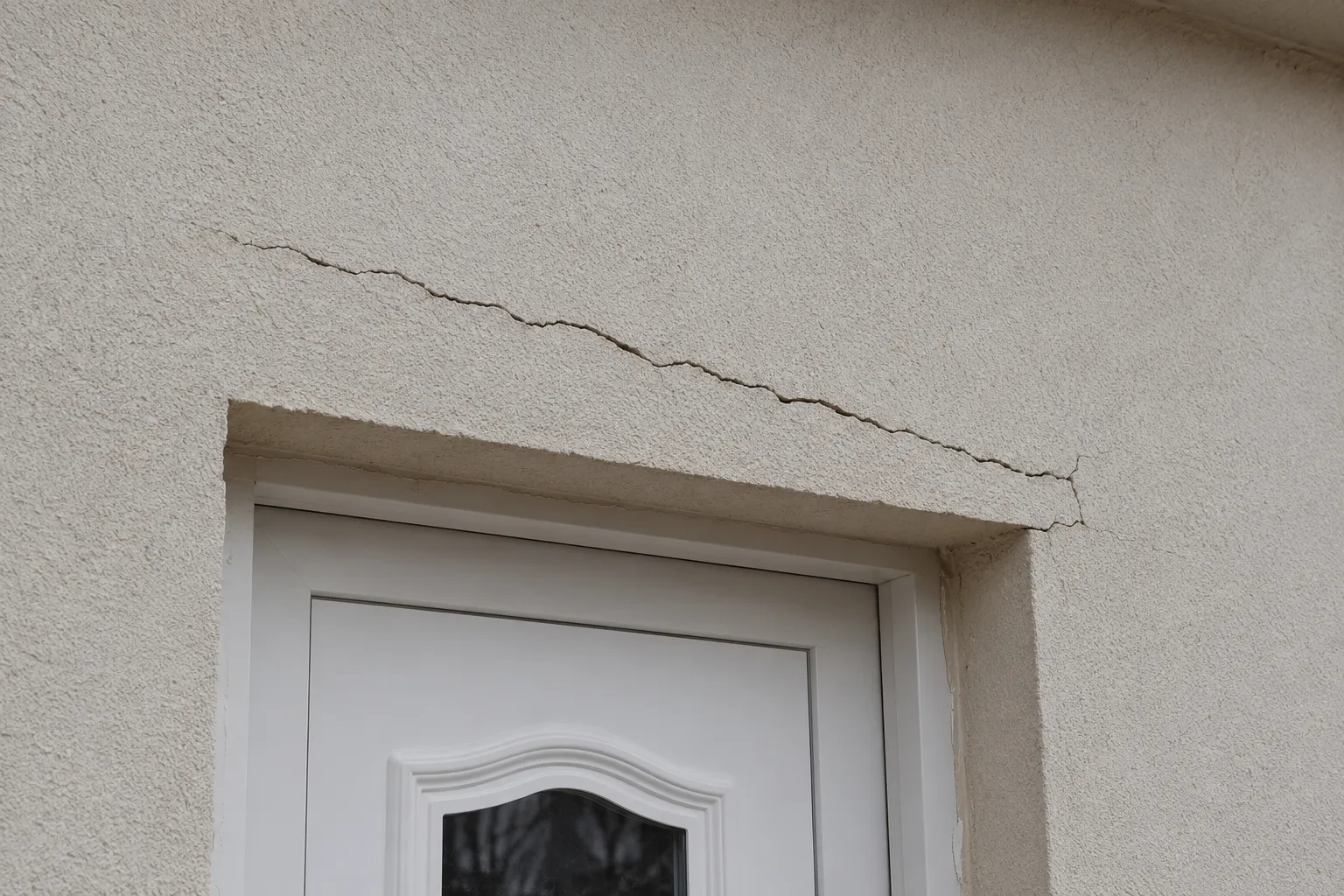 Fissure au-dessus d’une porte : causes et solutions durables