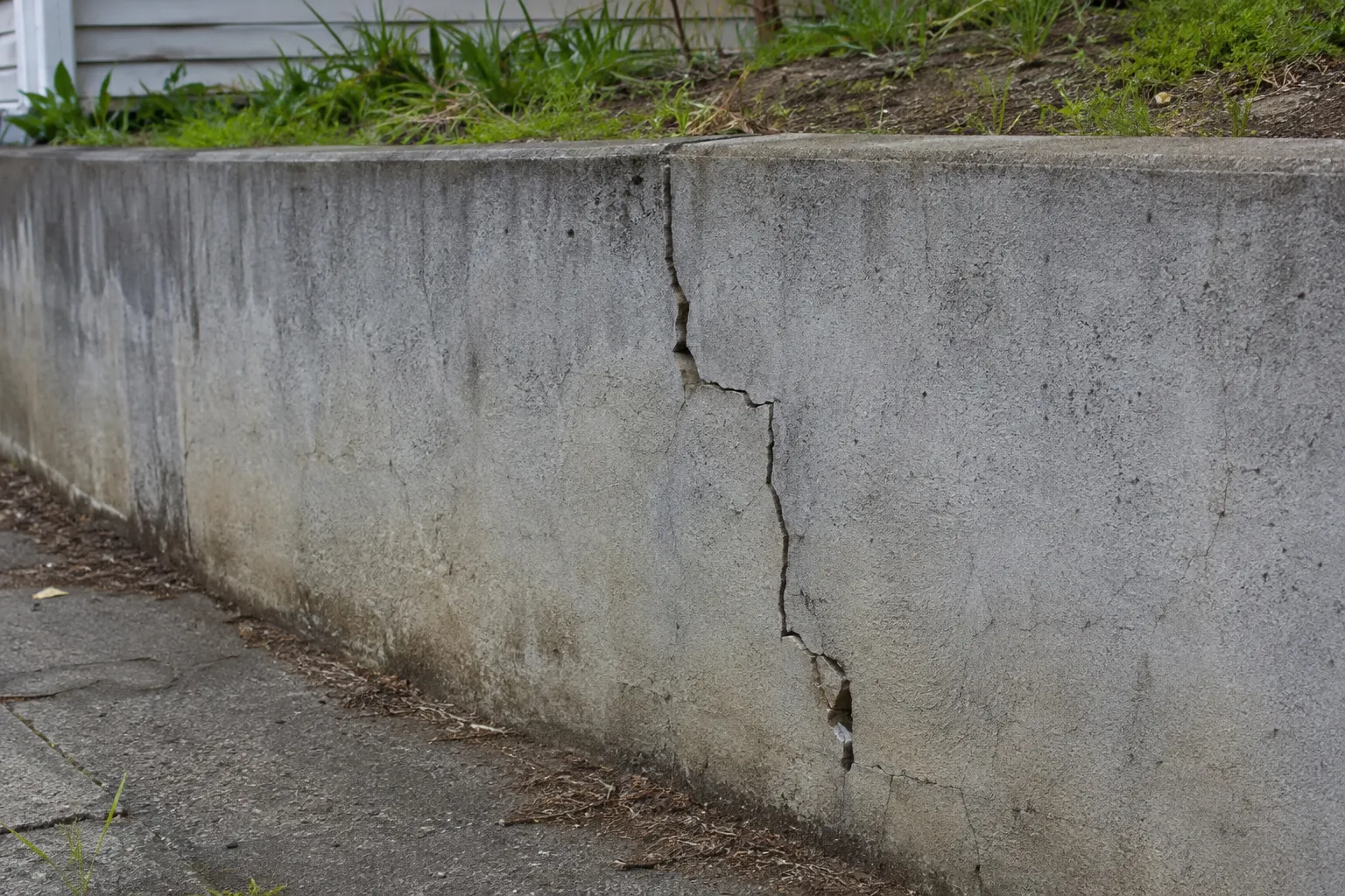 Mur de soutènement fissuré : comment le consolider ?