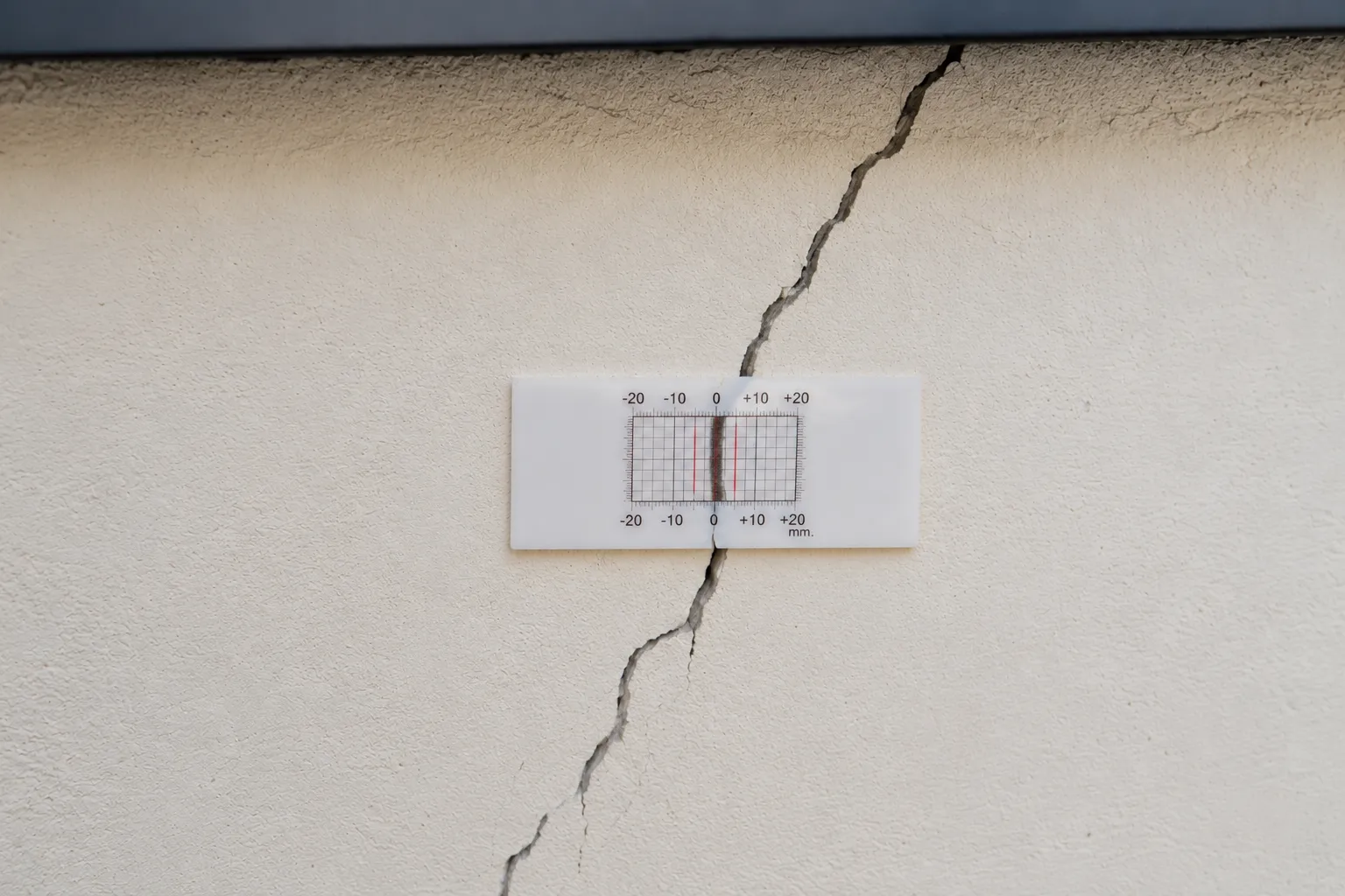 Comment surveiller une fissure avec un témoin ?