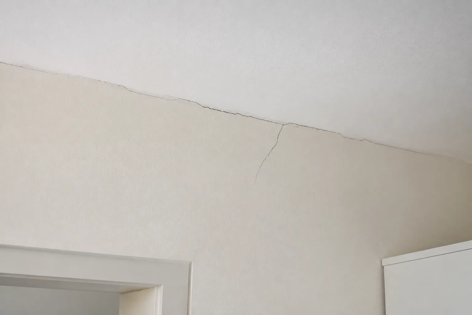Fissure entre plafond et mur : faut-il s’inquiéter ?